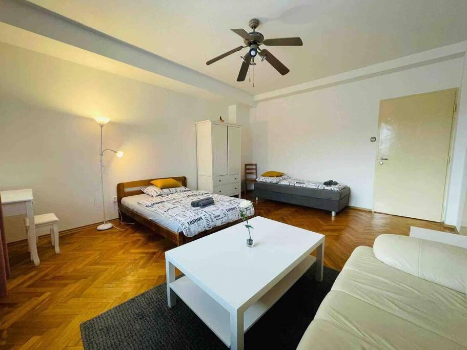 Lovely 2Bdr In Center, Wifi & Self-Check In Bratislava Esterno foto