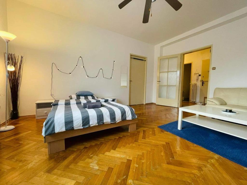 Lovely 2Bdr In Center, Wifi & Self-Check In Bratislava Esterno foto
