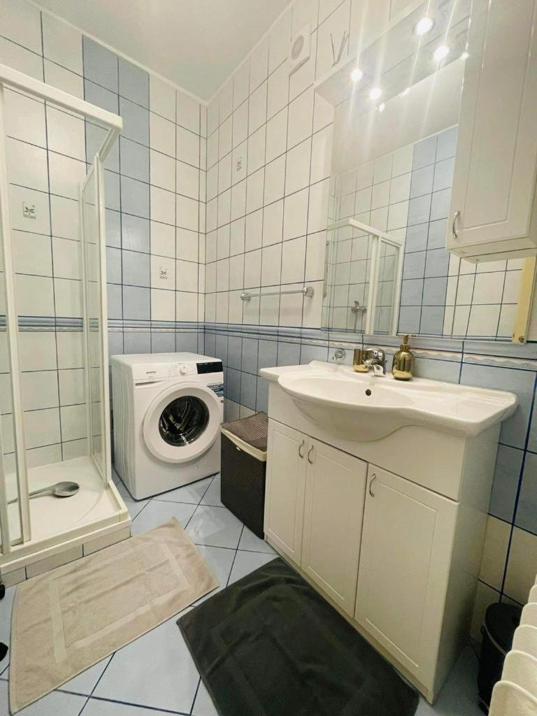 Lovely 2Bdr In Center, Wifi & Self-Check In Bratislava Esterno foto
